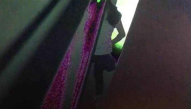 反偷拍检测：一名落马官员遭窃取200G视频潜规则女下属的照片曝光。